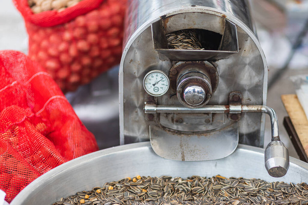 Primer plano de la máquina automática de tostado de semillas de girasol - Foto, Imagen