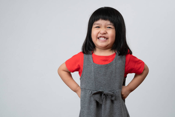 Portré boldog és vicces ázsiai gyermek lány fehér háttér, egy gyermek néz kamera. Óvodás gyerek álmodik tele energiával érzés egészséges és jó koncepció - Fotó, kép