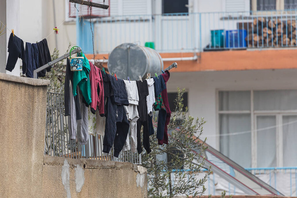 Una casa gialla in una città turca, la lavanderia si sta asciugando su una corda - Foto, immagini
