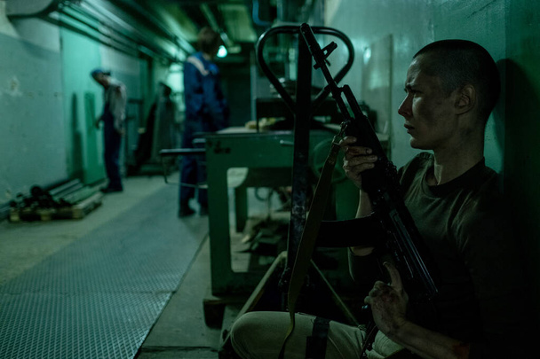 Soldatin versteckt sich vor Zombies - Foto, Bild