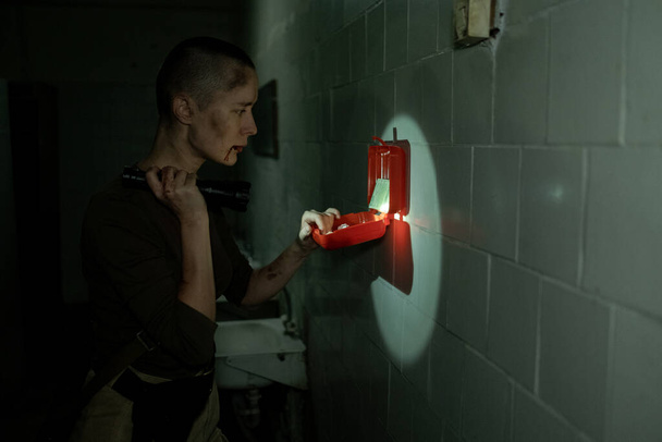 Soldatin sucht Erste-Hilfe-Set - Foto, Bild