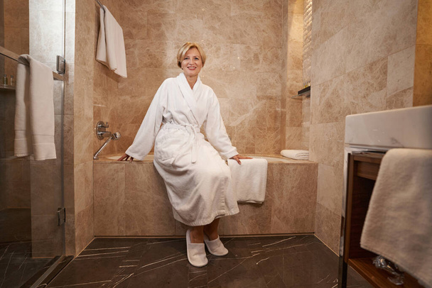 Любимая дама, наслаждающаяся отдыхом в ванной комнате отеля - Фото, изображение