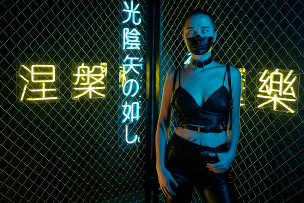 Cyberpunk žena stojící v noci - Fotografie, Obrázek