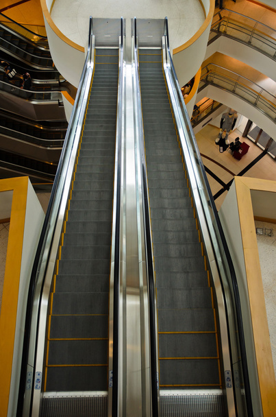 escaleras mecánicas en un edificio moderno
 - Foto, imagen