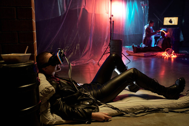 Frau spielt Virtual Reality Spiel - Foto, Bild