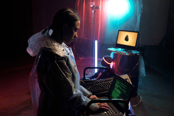 Mulher trabalhando com programas de software no computador - Foto, Imagem