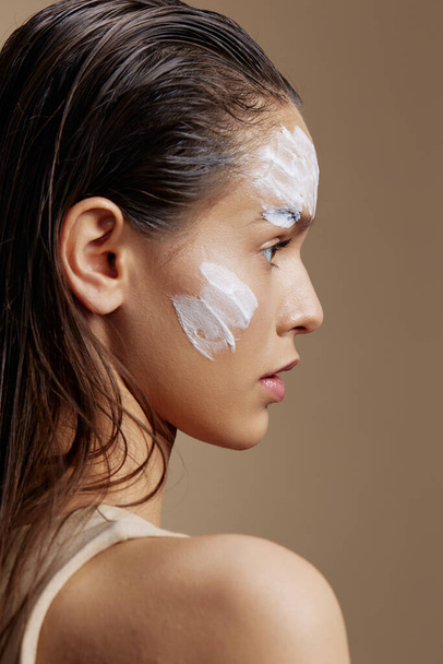 kobieta stosująca kojącą maskę twarzy kosmetyk Youth and Skin Care Concept - Zdjęcie, obraz