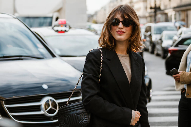 ПАРИЖ, ФРАНЦИЯ - 30 сентября 2019 года: Жанна Дамас перед показом мод Стеллы Маккартни на неделе моды в Париже Весна / Лето 2020.  - Фото, изображение