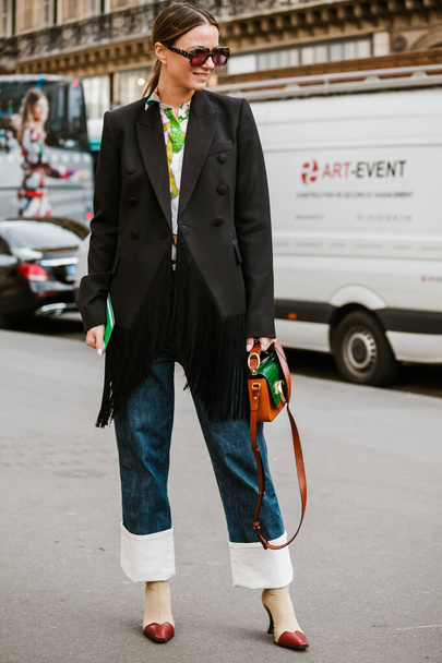 PARIS, FRANCE - SEPTEMBER 30, 2019: Гостя перед показом мод Стелли Маккартні на Паризькому тижні моди весна / літо 2020.  - Фото, зображення