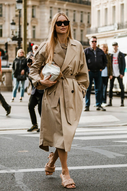 PARÍS, FRANCIA - 30 DE SEPTIEMBRE DE 2019: Pernille Teisbaek ante el desfile de moda Stella McCartney en la Semana de la Moda de París Primavera / Verano 2020.  - Foto, imagen