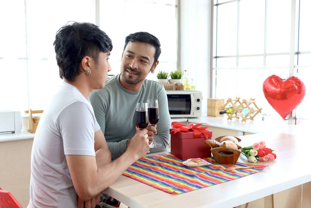 Feliz pareja LGBT compartir momento especial juntos en el Día de San Valentín, asiático gay amante tomar selfie mientras abrazo y beber champán celebrar memorable aniversario, inolvidable romántico citas cena - Foto, Imagen