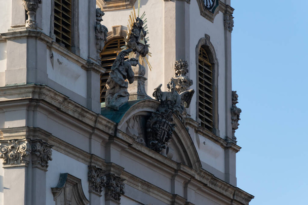 Ornamentální sochy na farnosti sv. Anny v Horním Watertownu (kostel sv. Anny) v Budapešti, Maďarsko - Fotografie, Obrázek