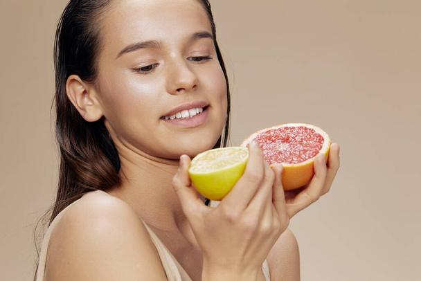 portret vrouw grapefruit met citroen in handen glimlach vitaminen close-up Lifestyle - Foto, afbeelding