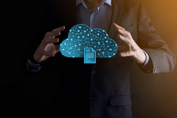 Cloud-Technologie. Polygonales Wireframe Cloud Storage-Zeichen mit Dokument-Symbol auf dunkelblau. Cloud Computing, Big Data Center, zukünftige Infrastruktur, digitales Konzept. Virtuelles Hosting-Symbol. - Foto, Bild