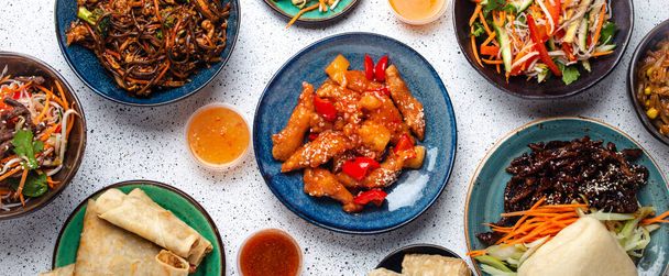Set de platos chinos sobre mesa blanca - Foto, Imagen