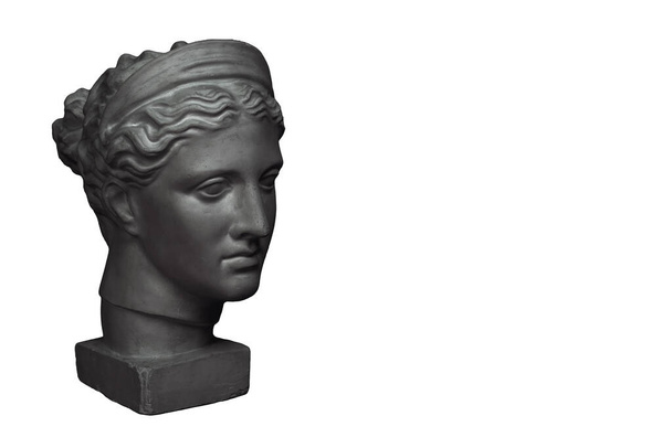 Cabeza de mármol de mujer joven pintada de negro, busto de diosa griega antigua aislado sobre fondo blanco. - Foto, Imagen