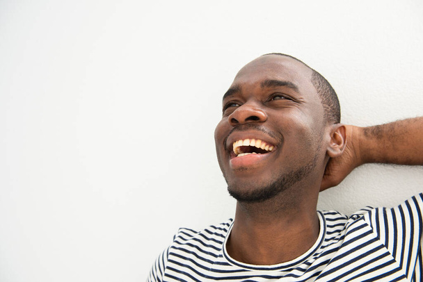 Κοντινό πλάνο πορτρέτο ευτυχισμένος άνθρωπος με το χέρι πίσω από το κεφάλι σε λευκό φόντο  - Φωτογραφία, εικόνα