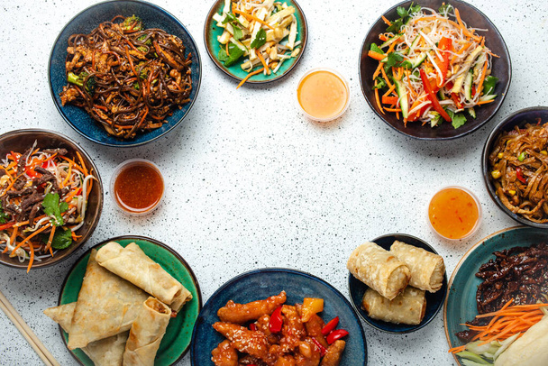 Beyaz masa üzerindeki Çin yemeği seti kopyalama alanı - Fotoğraf, Görsel