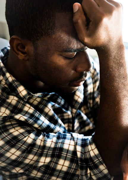 Κοντινό πορτρέτο Αφροαμερικανός άνδρας με μάτια κλειστά κοιμάται  - Φωτογραφία, εικόνα