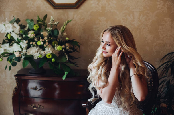 Великолепная блондинка невеста в роскошном интерьере утром. - Фото, изображение