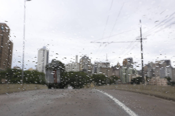 Pohled na město v deštivém dni, z předního skla auta, s kapkami vody. Město Sao Paulo, Brazílie - Fotografie, Obrázek
