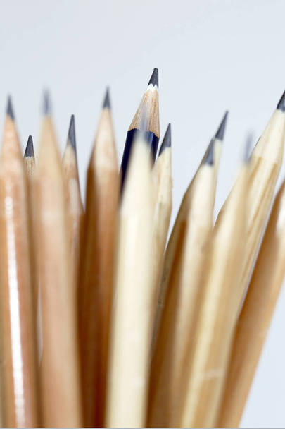 Lápiz azul en foco en la viga de lápices de madera natural, sobre fondo claro
 - Foto, imagen