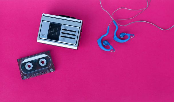Κασετόφωνο, κασέτα και ακουστικά της δεκαετίας του 90 για να ακούτε μουσική εν κινήσει - Φωτογραφία, εικόνα