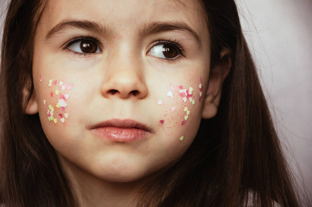 Portrét holčičky s flitry na tvářích - Fotografie, Obrázek