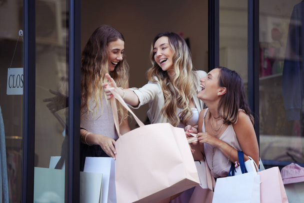 I love spending the day with my besties. Shot of a group of female friends having fun after shopping together. - Foto, Imagem