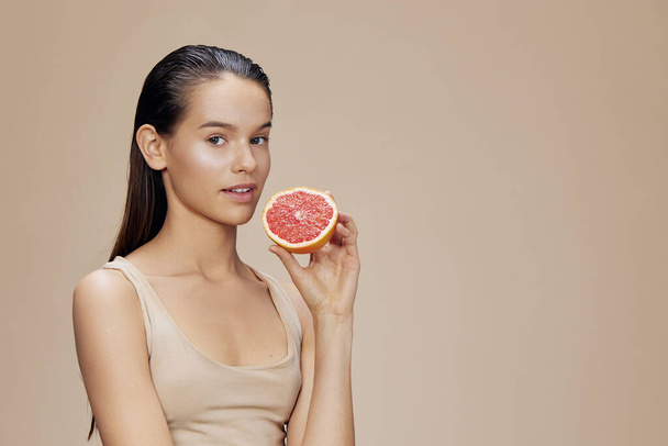 nuori nainen greippi lähellä kasvoja puhdas ihonhoito terveys eristetty tausta - Valokuva, kuva
