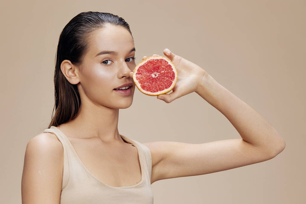 kaunis nainen greippi vitamiinit terveys kosmetiikka eristetty tausta - Valokuva, kuva