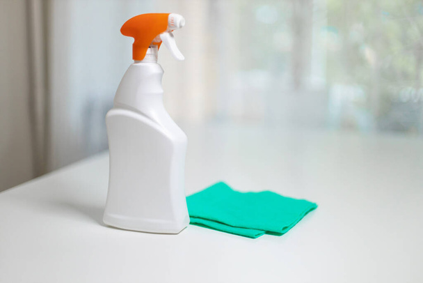 Universalreiniger Desinfektionsspray-Flasche mit Handtuch. Konzept der Desinfektion und Prävention von Covid-19. - Foto, Bild