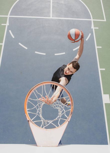 American basketball player scoring a slam dunk. - Foto, Bild