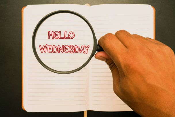 Kézírás üzenet Hello Wednesday. Fogalmi fotó Hump nap közepén a munkahét a naptár Irodai kellékek felett íróasztal billentyűzet és szemüveg és kávé csésze a munka - Fotó, kép