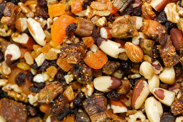 Nabídka sušeného ovoce, ořechů, mandlí a kaštany v pouliční trh stánek - Fotografie, Obrázek