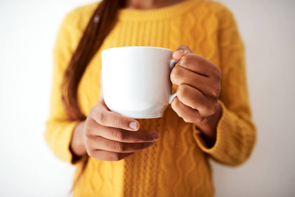 Amíg van kávém, addig jól vagyok. Vágott felvétel egy felismerhetetlen nőről, kezében egy csésze kávéval.. - Fotó, kép