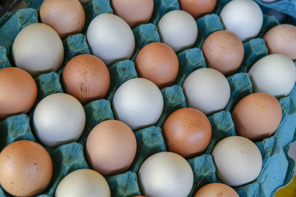 Cartons d'œufs frais sur le stand du marché en plein air
 - Photo, image