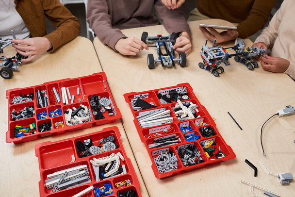 Werkzeuge im Hintergrund des Robotikkurses - Foto, Bild