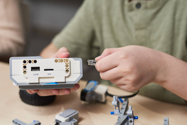 Kid Building elektrische robot close-up - Foto, afbeelding