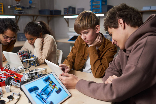 Детские программирующие роботы в инженерном классе - Фото, изображение