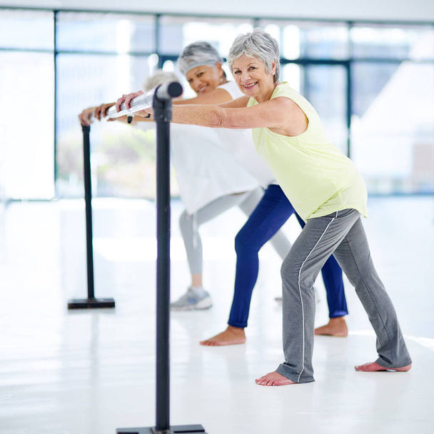 Así es como hemos elegido pasar nuestra jubilación. Tiro de tres mujeres mayores haciendo ejercicio en interiores. - Foto, imagen