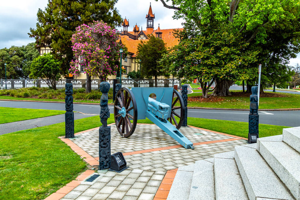 Cerimonial canon guards the Goverment Gardens, Rotarua, Nueva Zelanda - Foto, imagen