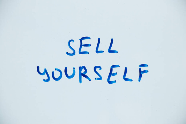 vender usted mismo escrito en marcador azul en una pizarra blanca, eslogan para el comercio - Foto, imagen