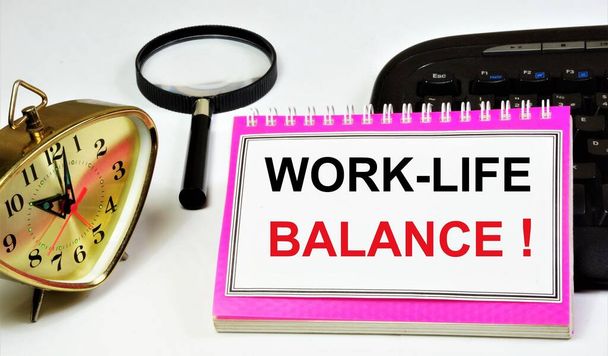 Ισορροπία εργασίας-ζωής! Εννοιολογική επιγραφή κειμένου στο σημειωματάριο σχεδιασμού. Ευαισθητοποίηση της υγείας στην εργασία και την προσωπική ζωή. - Φωτογραφία, εικόνα