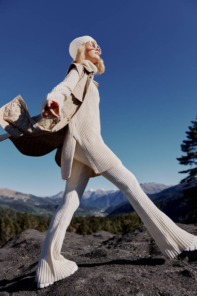 Stílusos nő divat szemüveg hegy tetején természet szabadság életmód - Fotó, kép