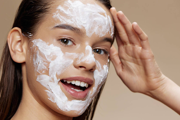 morena aplicando una mascarilla facial calmante cuidado de la piel Joven y Cuidado de la Piel Concepto - Foto, Imagen