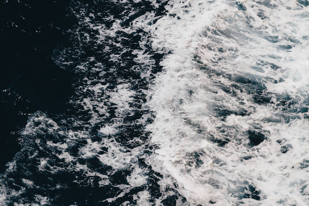 Ola de agua de mar brillante de un crucero. Barco de ferry deja una ola en un lado en un agua azul oscuro del mar Mediterráneo - Foto, Imagen
