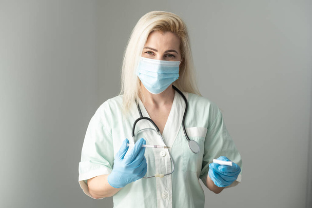 Médico, enfermero, científico, investigador mano en guantes azules que sostienen la gripe, sarampión, coronavirus, covid-19 enfermedad de la vacuna que se prepara para los ensayos clínicos humanos vacuna, medicina y el concepto de medicamentos. - Foto, Imagen