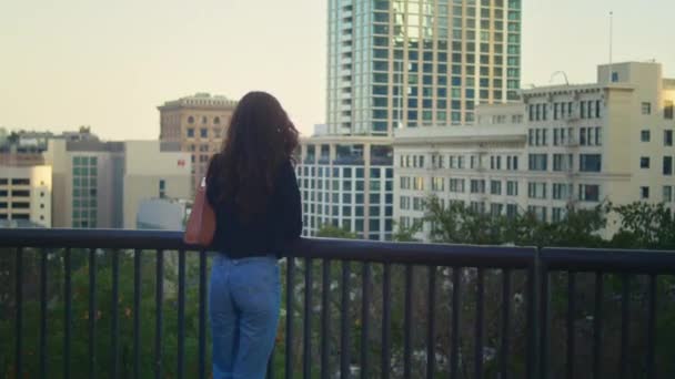 Çekici kadın şehir manzarasına bakıyor. Asyalı kız birini bekliyor.. - Video, Çekim