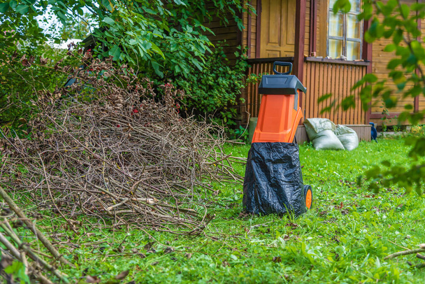τεμαχιστής κλαδιών και φύλλων - ηλεκτρικό εργαλείο κοπριάς κήπου για λίπανση εδάφους - Φωτογραφία, εικόνα